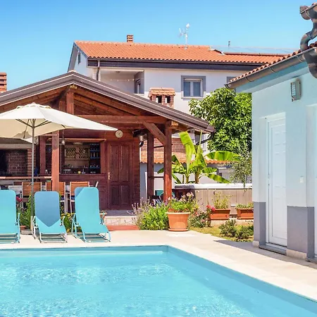 Holiday home Beautiful In Valbandon With Wifi Stinjan