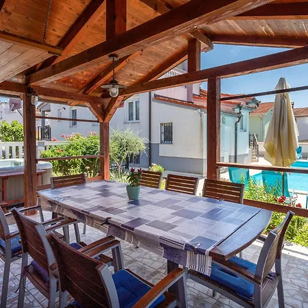 Beautiful In Valbandon With Wifi Holiday home *