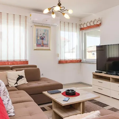 Holiday home Beautiful In Valbandon With Wifi Stinjan