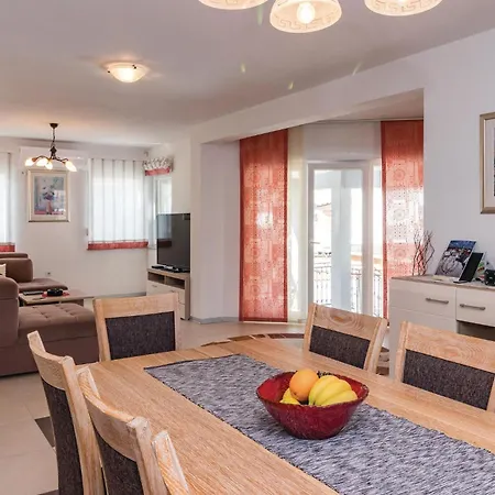 Beautiful In Valbandon With Wifi Holiday home Stinjan