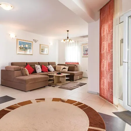 Beautiful In Valbandon With Wifi Holiday home Stinjan