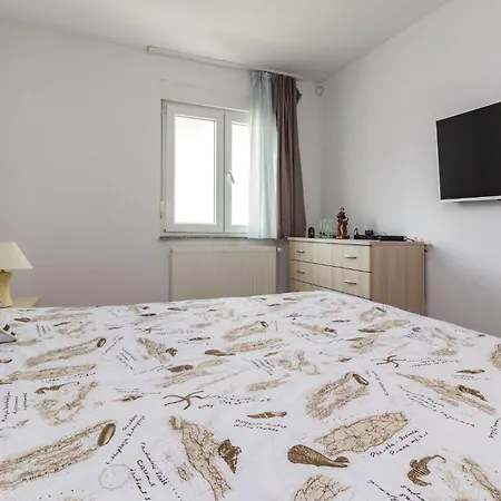 Beautiful In Valbandon With Wifi Holiday home
