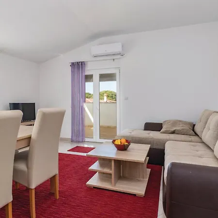 Beautiful In Valbandon With Wifi Holiday home Stinjan