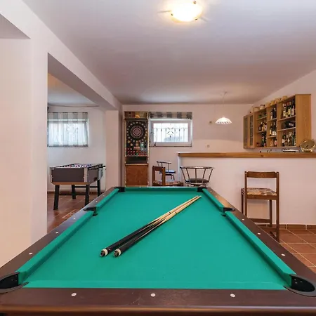 Beautiful In Valbandon With Wifi Holiday home